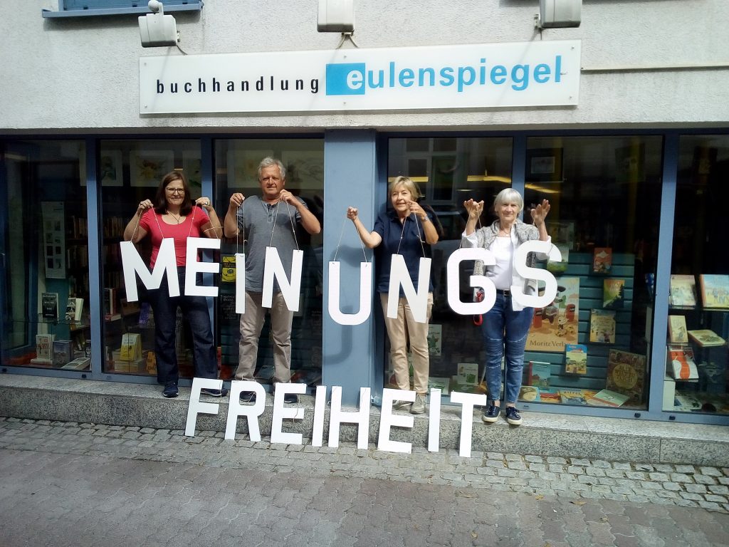 Der Begriff Meinungsfreiheit dargestellt mit Holzbuchstaben und gehalten von Mitarbeiter*innen der Buchhandlung Eulenspiegel in Wiesloch