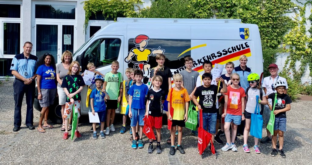 Die Teilnehmer*innen mit Herrn Zeitz und Frau Schäfer von der Jugendverkehrsschule, Ameöa Stadter und Gaby Oppenheimer vom Verein Bündnis für Demokratie und Toleranz e.V. und Michael Sauerzapf, dem Radbeauftragten der Stadt Wiesloch