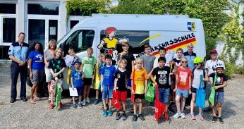 Die Teilnehmer*innen mit Herrn Zeitz und Frau Schäfer von der Jugendverkehrsschule, Ameöa Stadter und Gaby Oppenheimer vom Verein Bündnis für Demokratie und Toleranz e.V. und Michael Sauerzapf, dem Radbeauftragten der Stadt Wiesloch